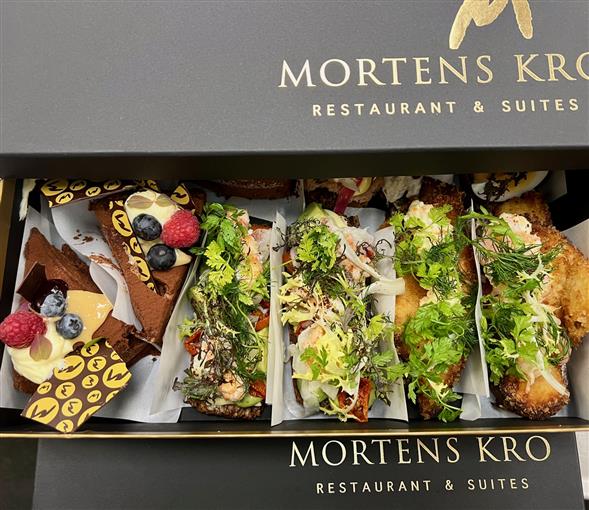 Smørrebrød kasse med 10 stk efter kokkens valg 550,-